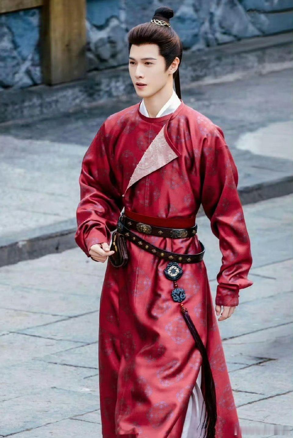 李昀锐尚公主杀青了剧组的服道化好用心，每一件都穿出了不一样的感觉期待言尚 