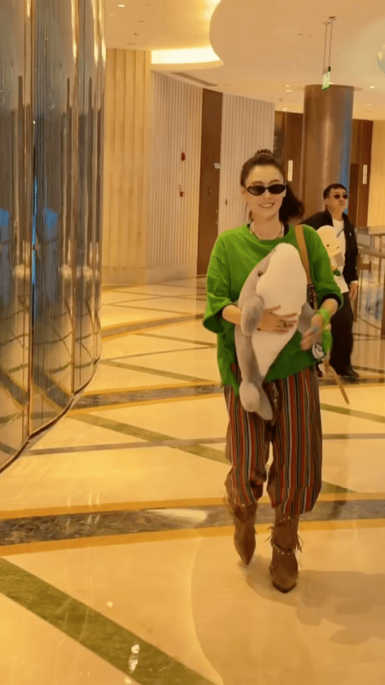 三亚偶遇张柏芝 网友在三亚特兰蒂斯偶遇张柏芝，她抱着海豚抱枕又蹦又跳，那种发自内