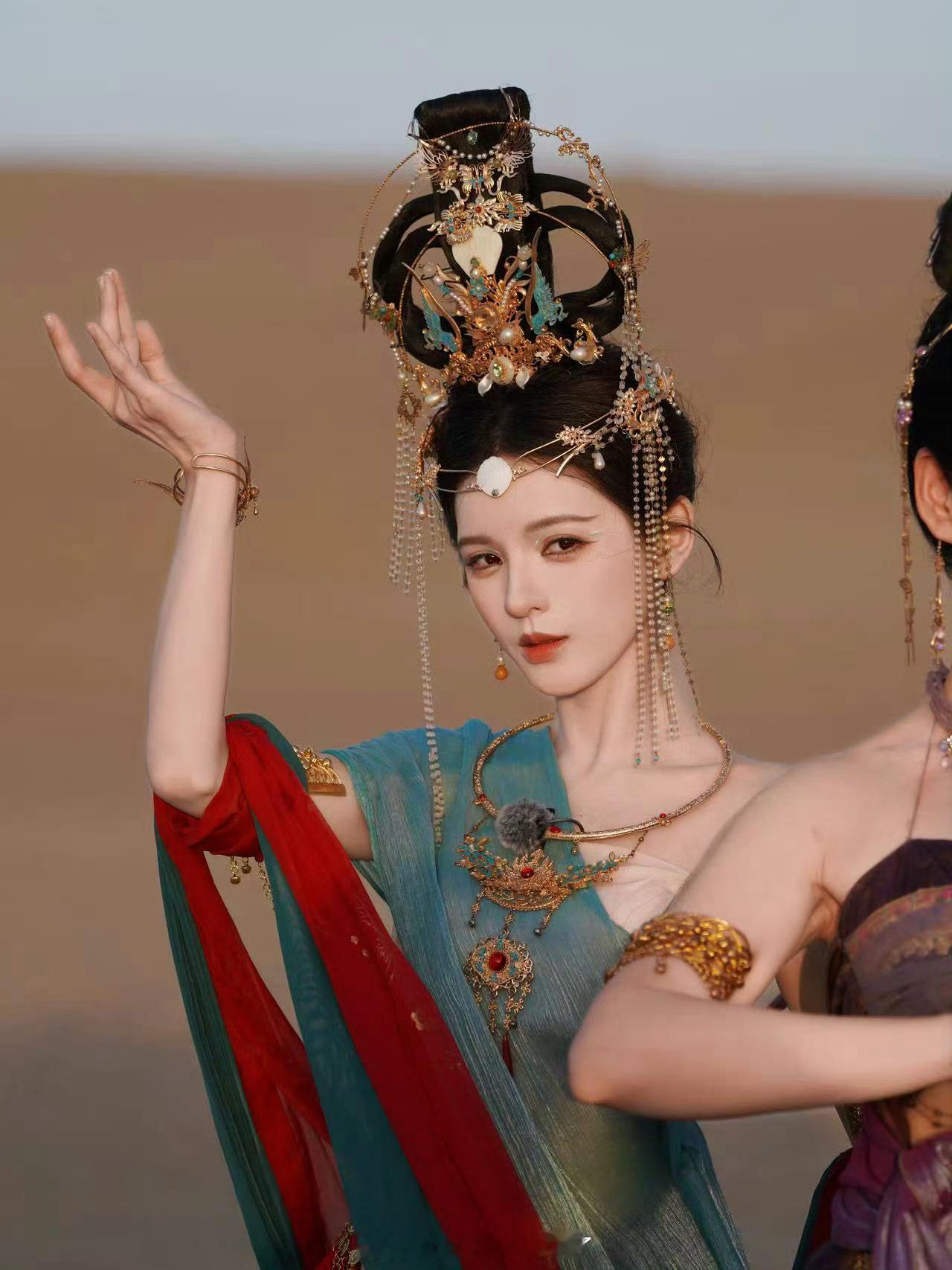张予曦这就是飞天神女本女吧！一袭轻纱，金饰流光，美得令人窒息，仿佛从敦煌壁画里飞
