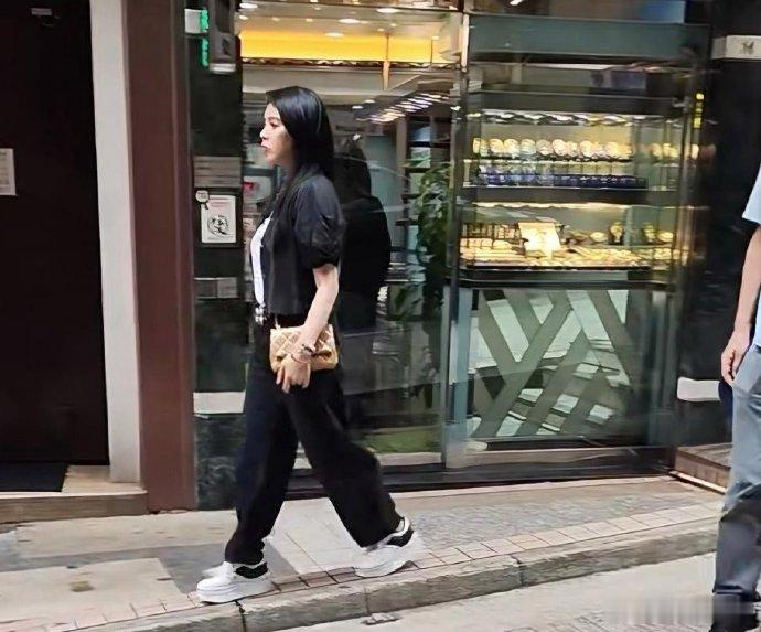 香港中环偶遇伊能静，幻灭瞬间来袭 原以为荧幕女神风采依旧，实则本人看着不再年轻。