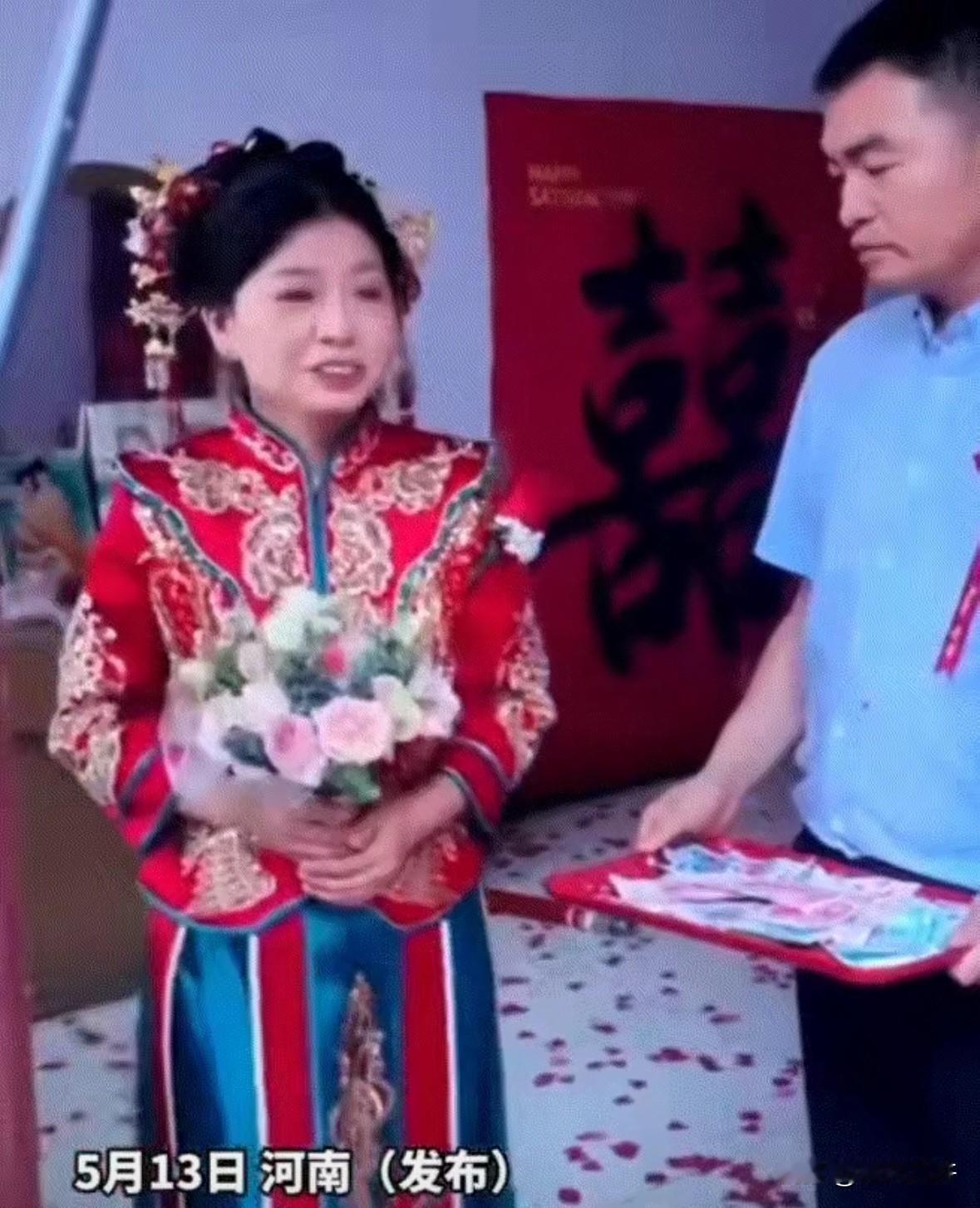 河南，一妹妹大喜之日，哥哥代替去世的父母送妹妹出嫁，临行前，哥哥端着盘子让妹妹“