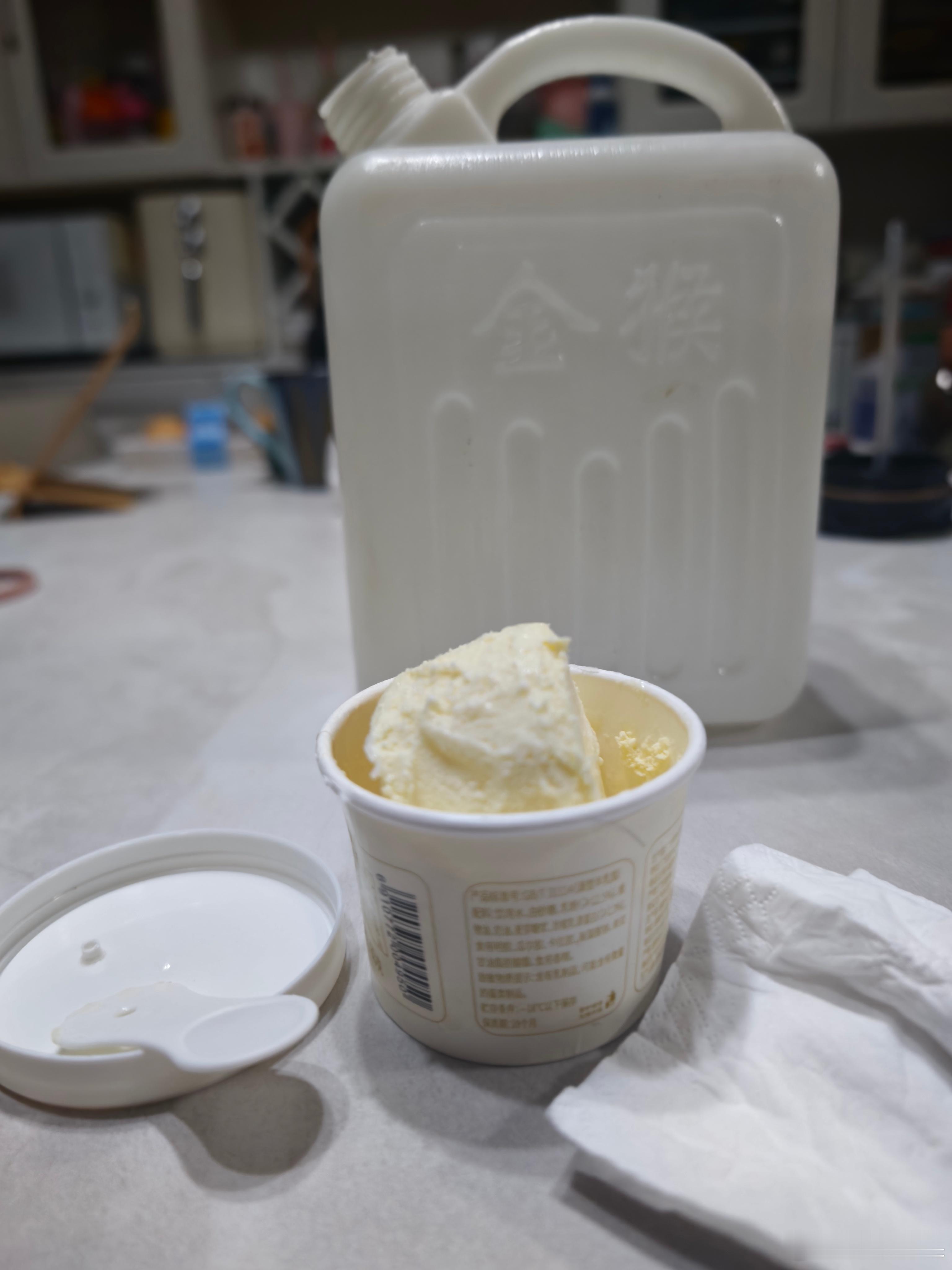 夏天 冰淇淋 配 青稞酒 如果在老家楼顶就更爽了还能看星空 