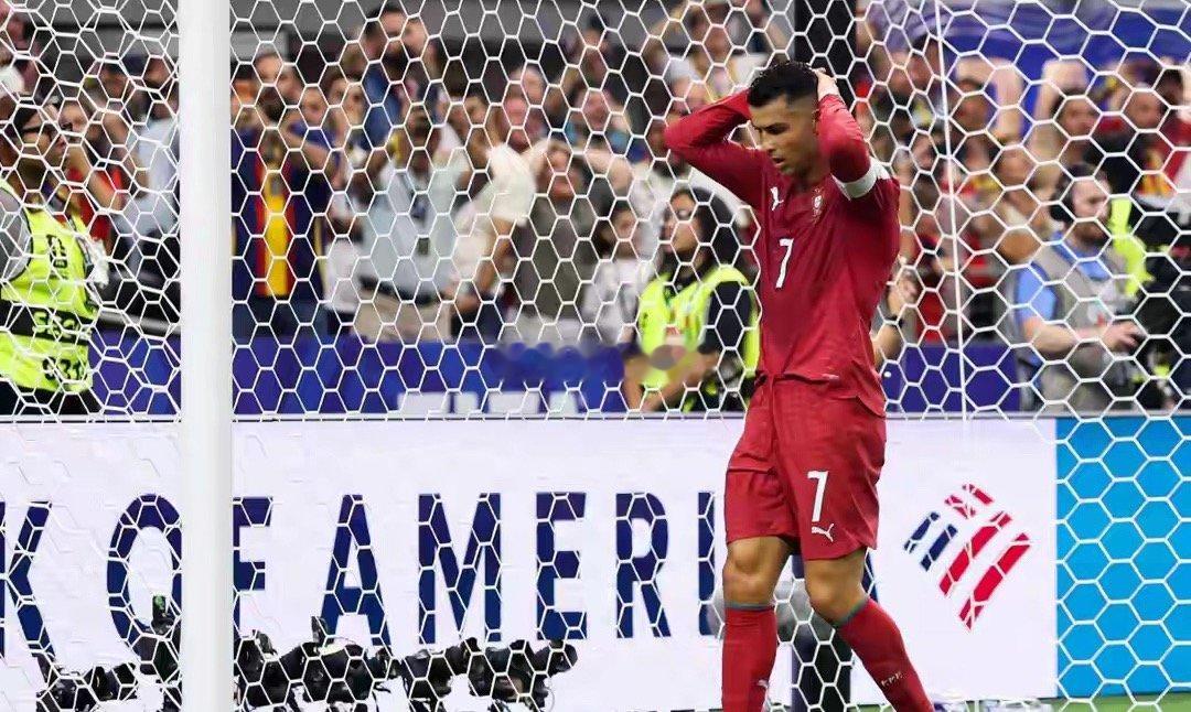 C罗又上热搜了，因为他点赞了“FIFA想把冠军送给阿根廷”，其实这一点不奇怪，世