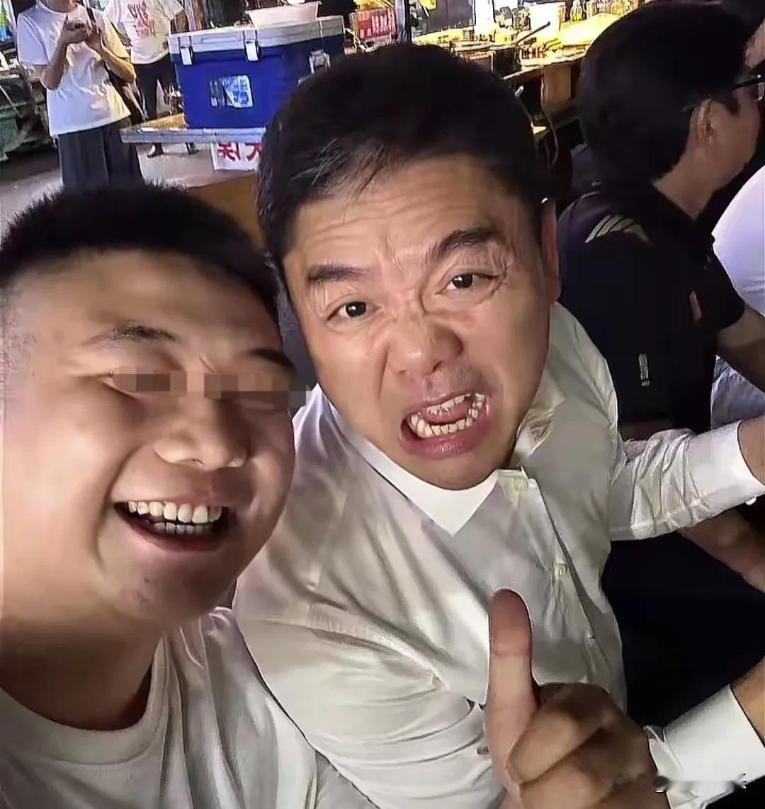 刘强东，独自现身福州路边摊！


5月8号深夜，福州祥坂夜市彻底沸腾了！
不少福