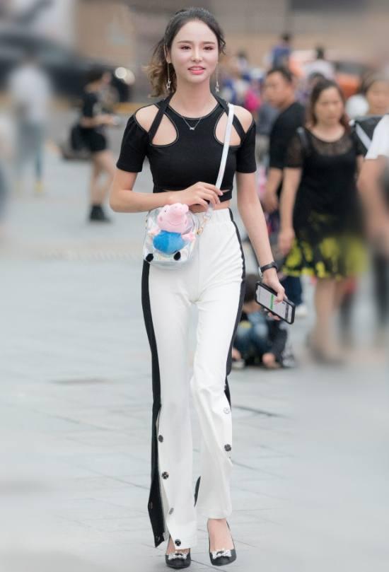 偶遇纯洁漂亮的女生，大长腿很吸睛。
