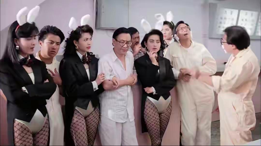 1989年的香港喜剧《精装追女仔之3狼之一族》，这个兔女郎造型可是港片里超经典的