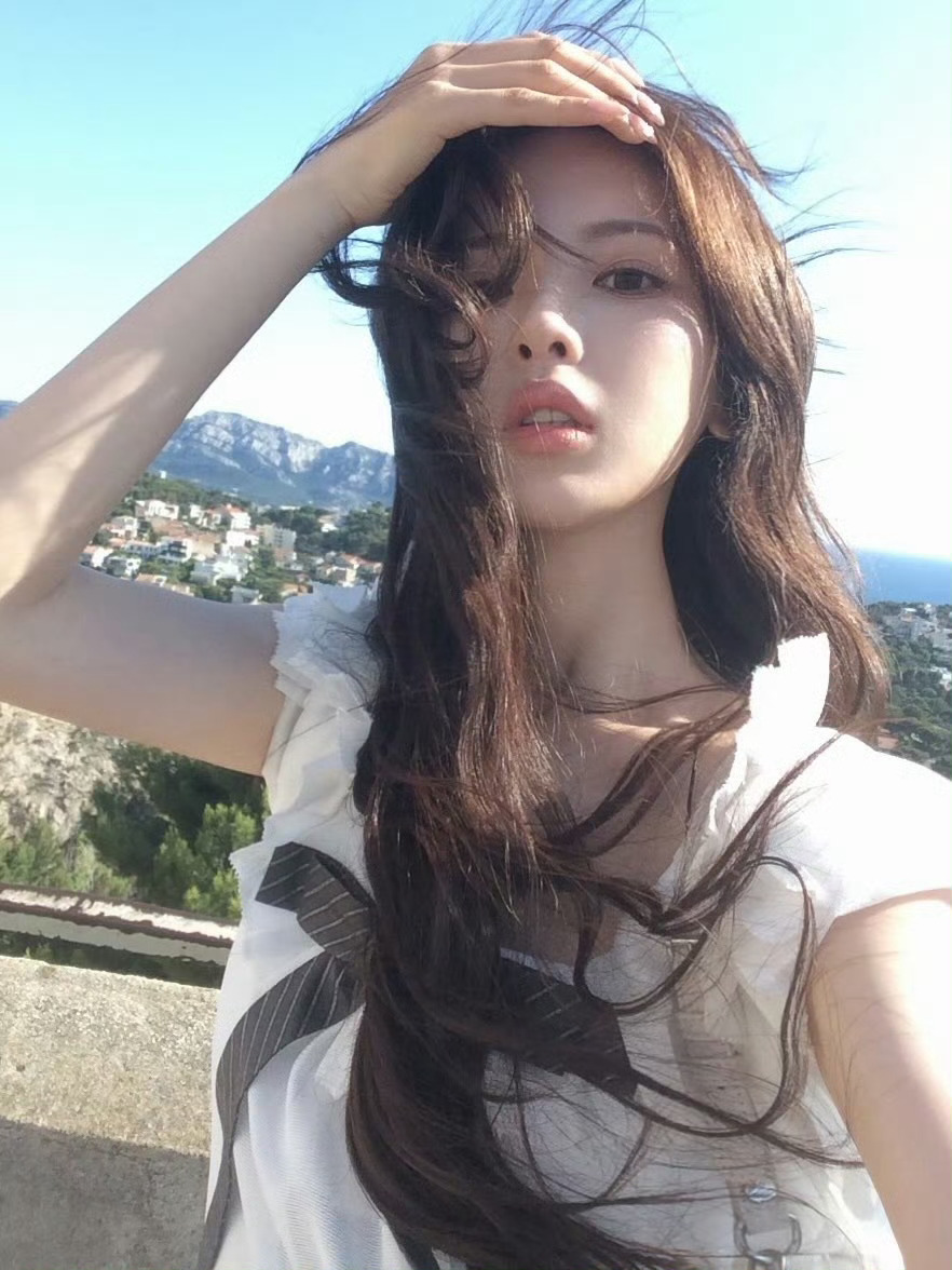 火箭少女101 ycy杨超越巴黎世家品牌挚友 杨超越ins更新：“Bonjour