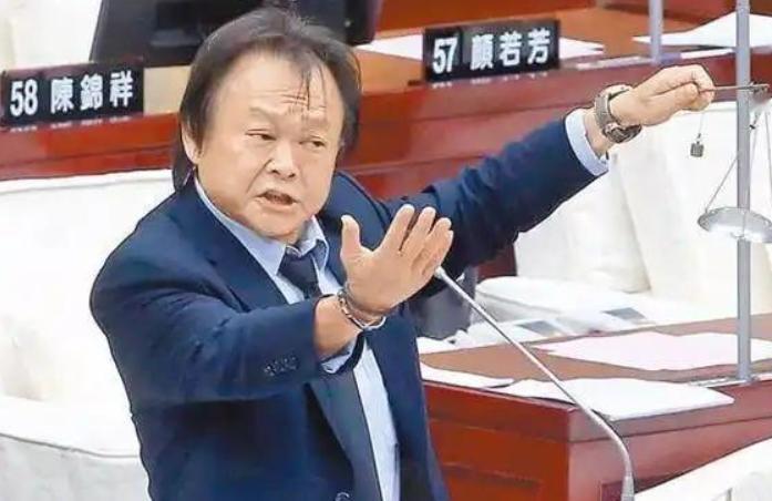 神操作！
王世坚蹭自己热度！
被国台办骂 “没出息”！


王世坚这次有点滑稽。