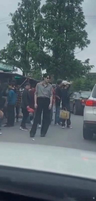 窄腰宽肩撑得起西装挺括，长腿线条又让休闲装自带慵懒感。锁骨到肩颈的流畅弧度，连基
