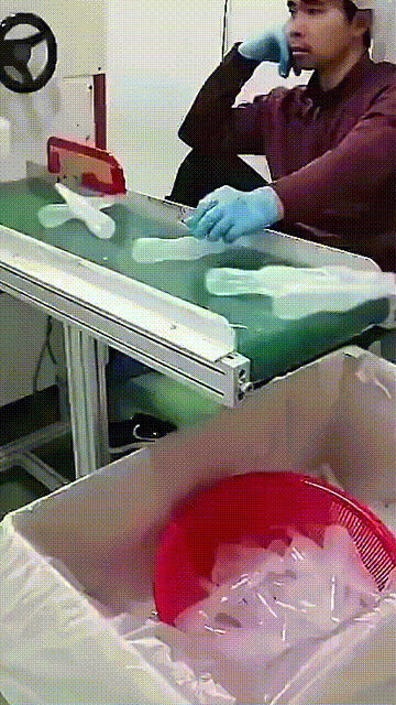 图一：小伙子也很郁闷啊，这样无聊的流水线已经消磨掉了他奋斗的决心，这个并不是他想