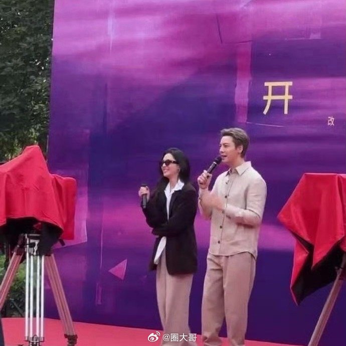 陈伟霆钟楚曦二搭开机路透陈伟霆、钟楚曦二搭剧《爱情慢慢》今日开机，新剧改编自亦舒