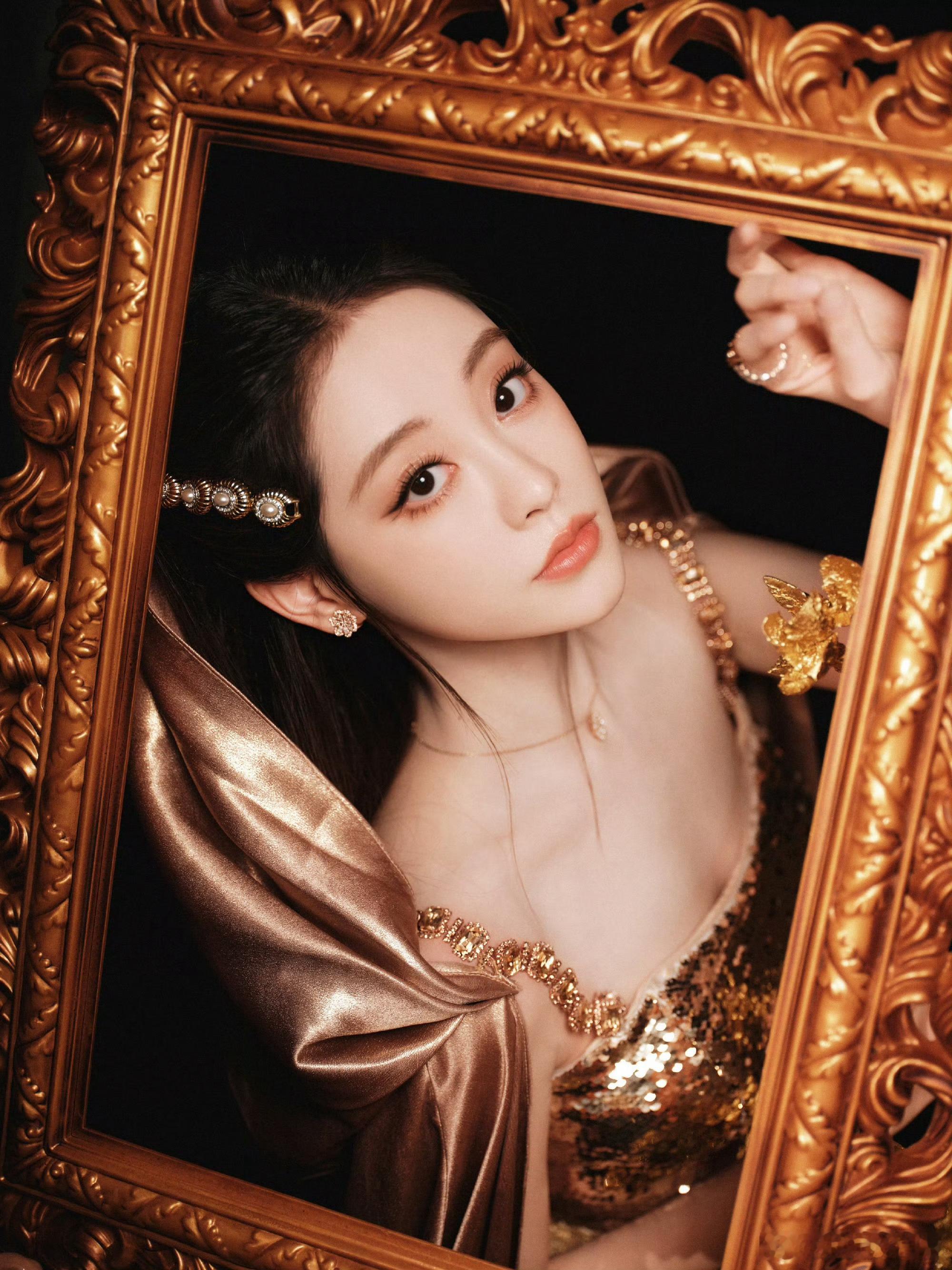 祝绪丹 金枝玉叶具象化 祝绪丹今晚这一身金色礼服真的美到失语！身姿挺拔又优雅，皮