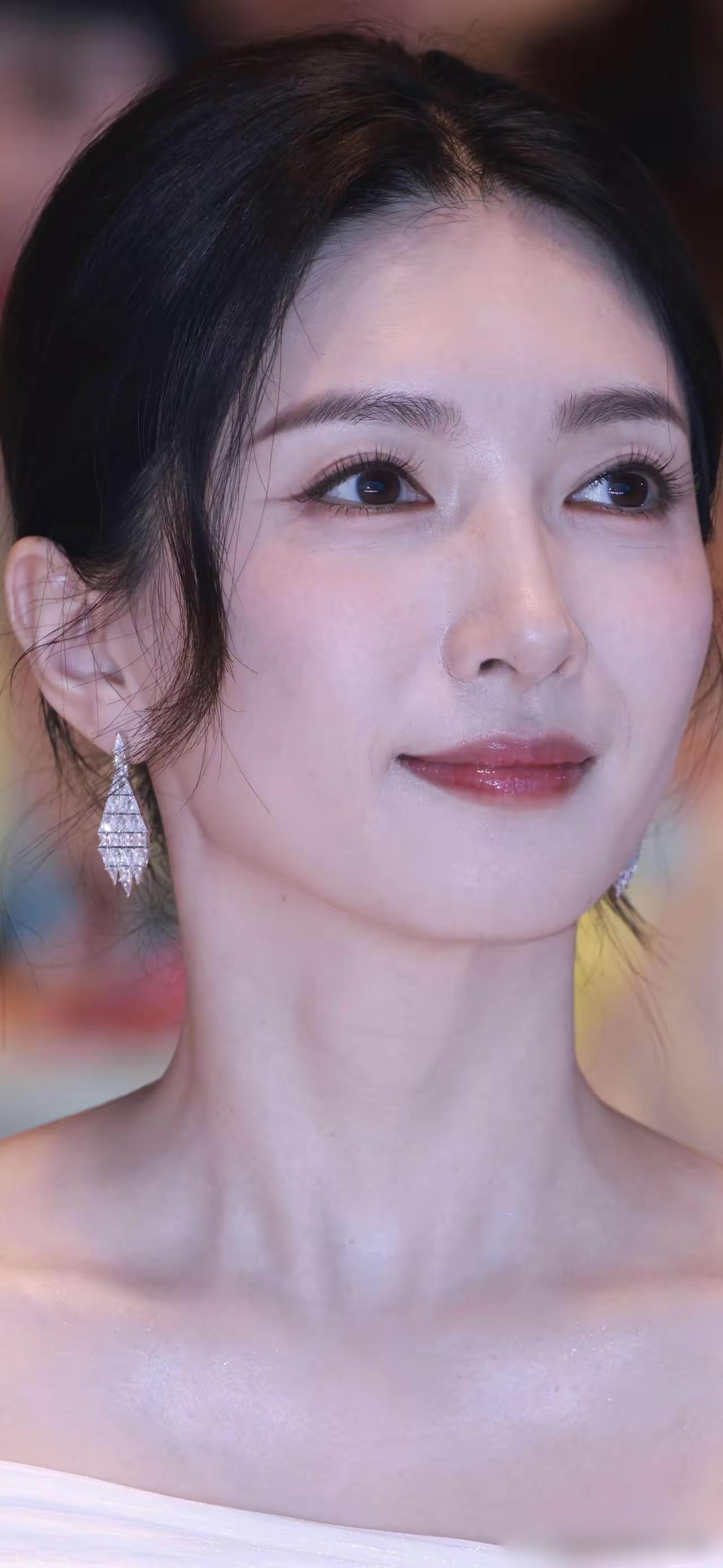 王丽坤和江疏影根本不是一个路子的美，硬比谁更美完全是选你吃江南烟雨还是塞北长风。