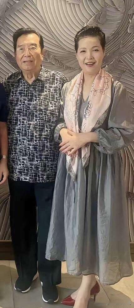 李双江的妻子梦鸽59岁了，她的唱功一般，没有张也、宋祖英她们那么出名，但她很会保