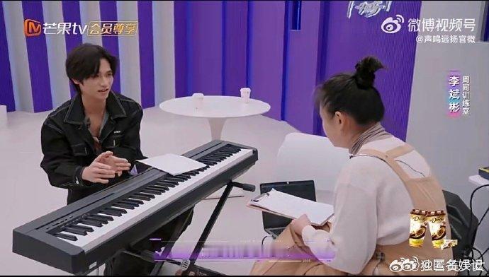 第一次见音综唱情歌要全改高音声鸣远扬训练室高音部分的处理充满了巧思，既突出了唱功