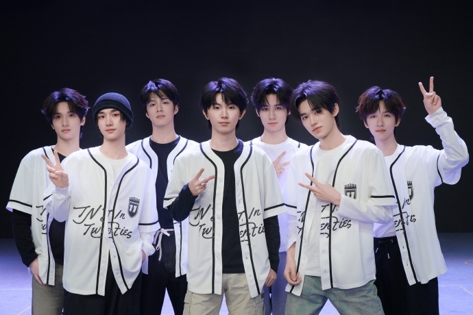 时代少年团黑白look时代少年团黑白造型花絮照 时代少年团黑白造型花絮照，是全员