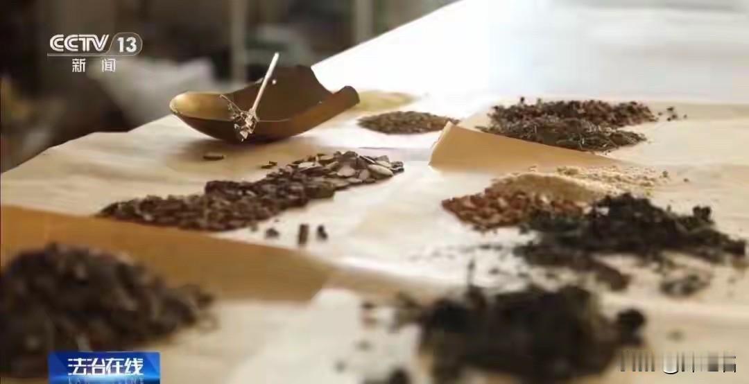 上海商场里的“中医奥斯卡”：医托是演员，药方是道具，4000元买的是“演技”
