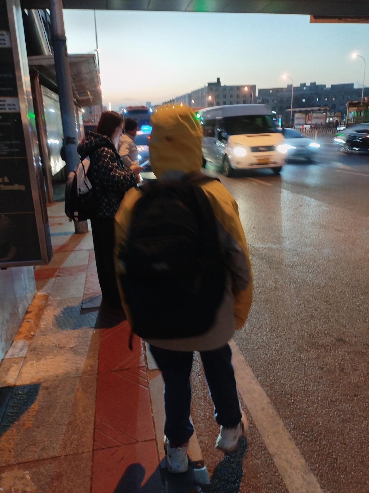 昨天早上，去球馆在车站等车的时候，只见站在我身旁，一个中学生模样的孩子，身背双肩