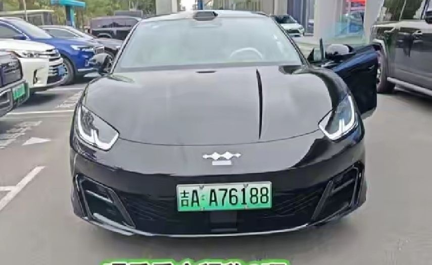 你好小小试驾一下方程S，加速挺猛手机歪了 方程豹品牌轿车方程S我只能试驾一小会儿，因为这个直营店不断