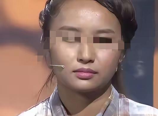西藏女孩出生六个月，父母离异，把她丢给姑姑。
等到十岁，姑姑实在无力负担，只能把
