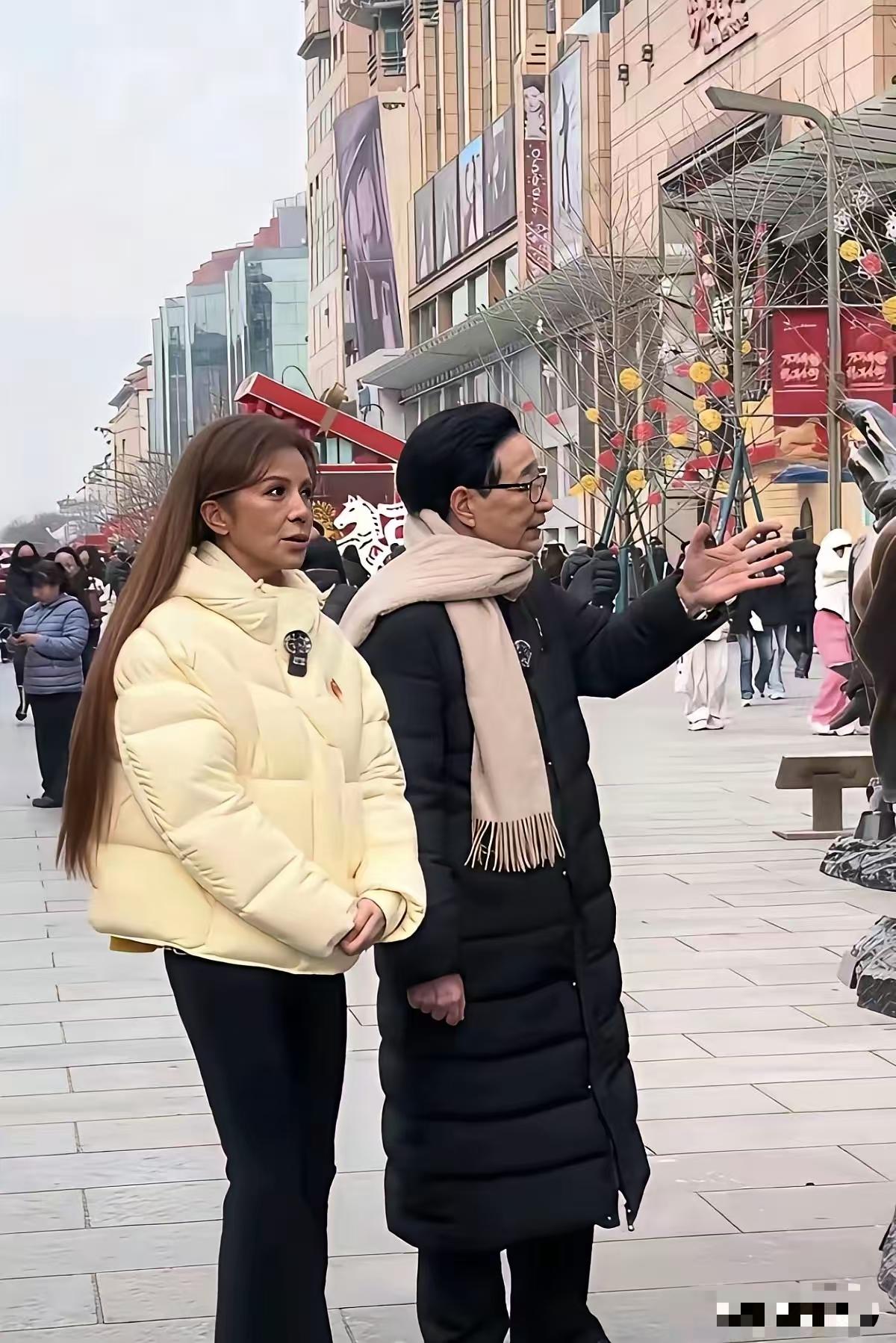 朱迅为了主持工作真的付出太多了！我证明是在合肥，江淮大戏院门口。

合肥步行街的