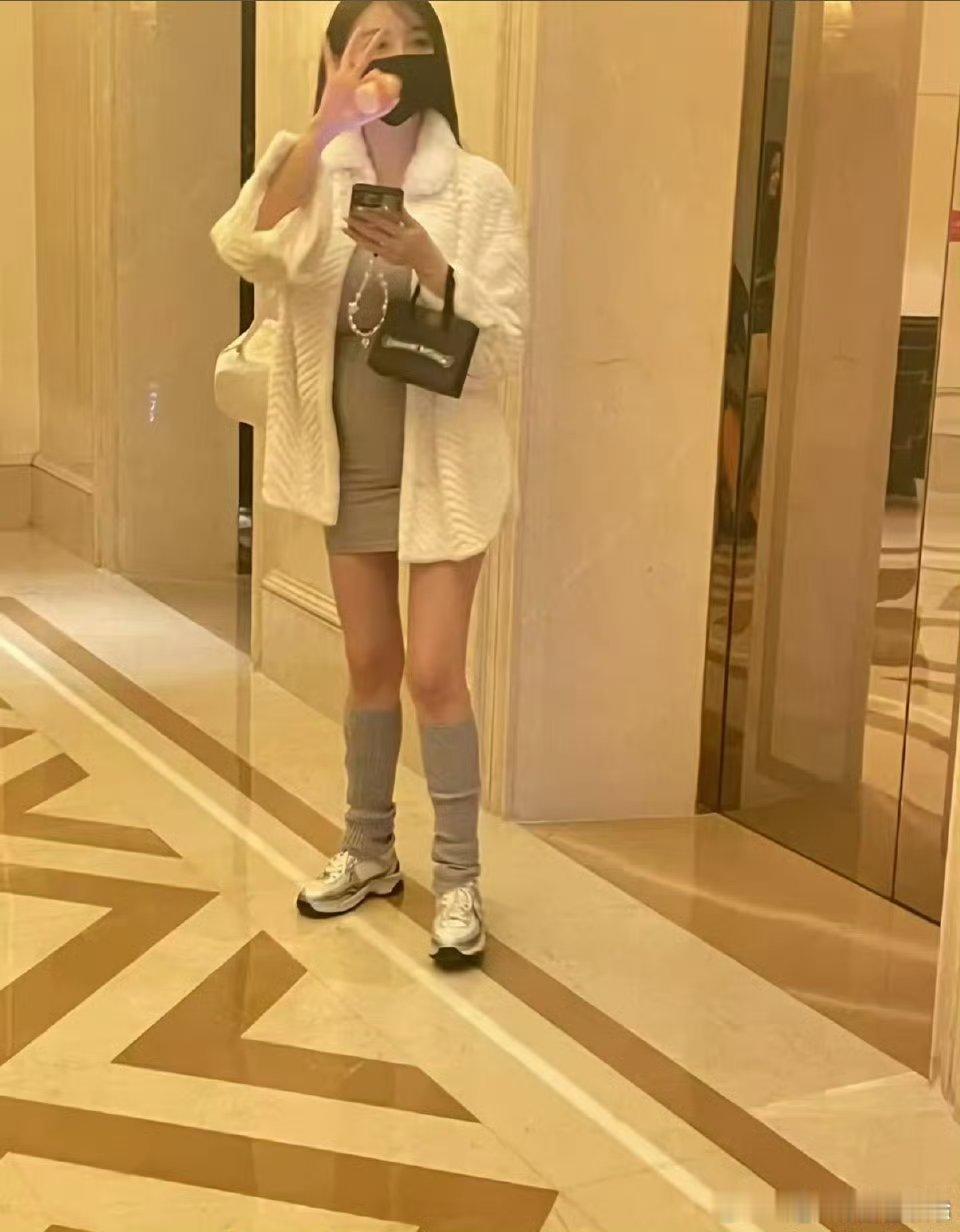 叶珂孕肚 我嘞个豆，叶珂的肚子这么大了啊！真的超明显，希望宝宝能顺利诞生 
