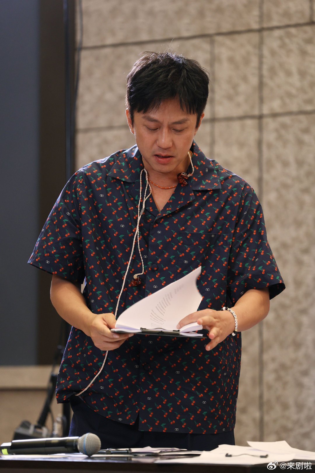 邓超愚人节发这何意味 一大早被超哥“诈骗”，结果发现是节目组的套路。这年头追个综