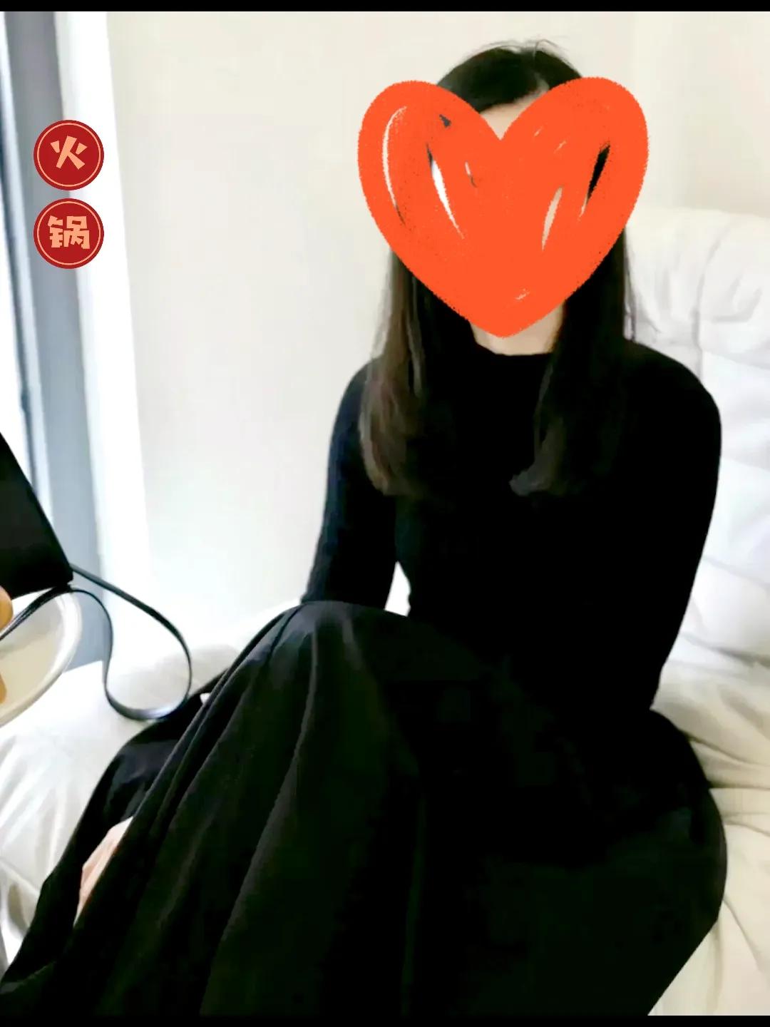 小保姆没做饭，竟然给我泡方便面吃，我很生气。我站在厨房门口，看着她熟练地将热水倒