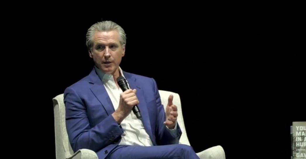 加州州长纽森3月13日写道：“别担心，美国！你们的油价在上涨——但特朗普赚得盆满