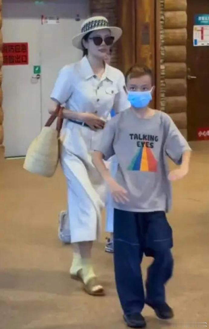 #汪涵老婆带儿子出游#杨乐乐携子出游，偶遇镜头下的小沐沐与父亲汪涵神韵颇似，引人