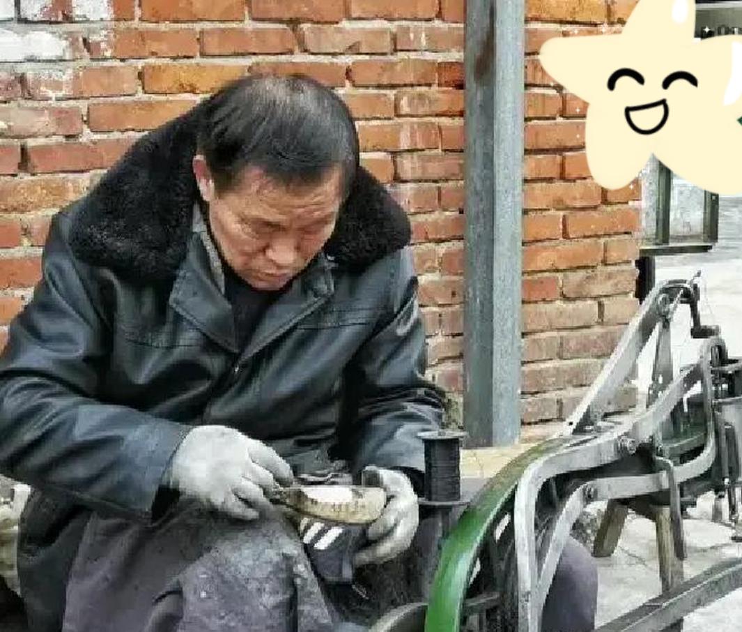 山东平度，一男子新买的腰带太长了，于是到老人开的小摊重新裁剪并打孔。谁知，老人不