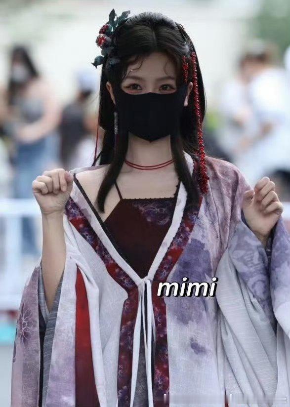 虽然人眼睛小发型饰品还是挺有妖精的感觉的 这个妆浓得跟杨迪他们的爆改有啥区别