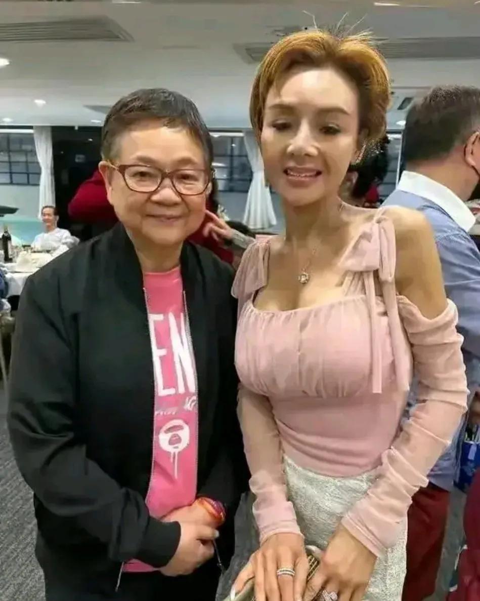 叶子楣这么瘦，怎么胸这么大呢？按理她年轻的时候隆胸的技术也不先进吧。
假设她隆过
