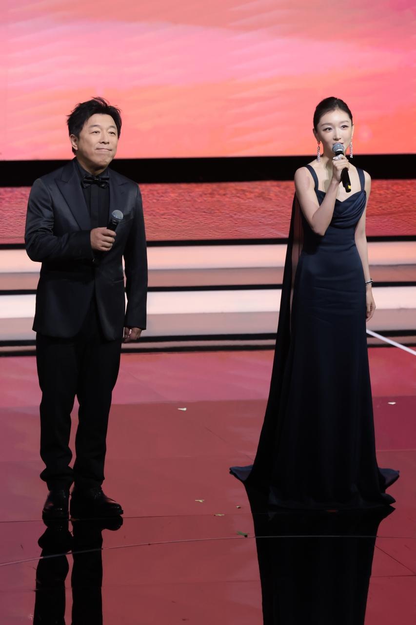 今天周冬雨和黄渤一起现身厦门，两位这次虽然都穿了黑色的衣服，不过都显得好年轻。