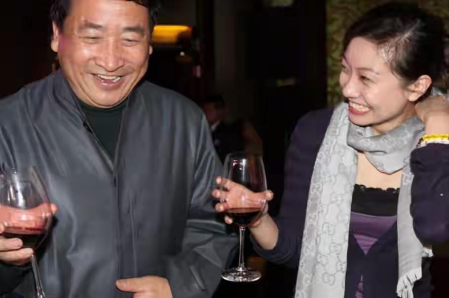 75岁的姜昆如今身体硬朗，早已淡出相声一线舞台，不参与商演和综艺，只留曲艺界荣誉