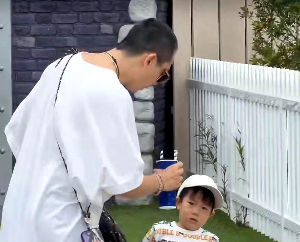 戚薇女儿被说“长残了”？
真正该担心的不是孩子。
你盯着10岁孩子的脸，用3岁的