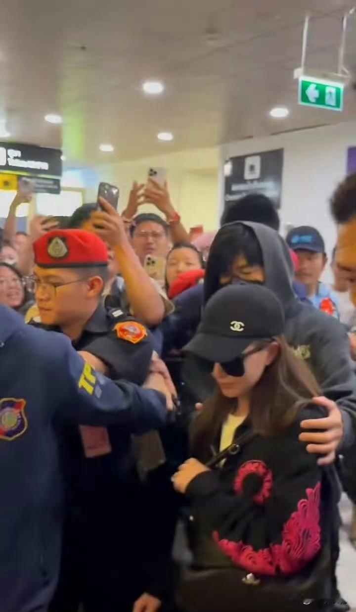 周杰伦在泰国也是人气火爆！

5月19日，周杰伦携妻子昆凌及三名子女从泰国清迈飞
