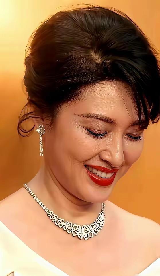 周涛生图皱纹清清楚楚却不慌：公众人物真要被原相机逼成滤镜人，连中年女性都不能松口