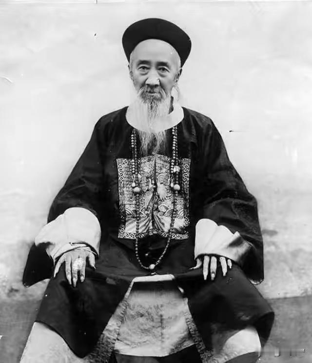 一位智者说：“尽量不要让任何人轻易靠近你，只要他离你远一点，他就没办法把他的麻烦