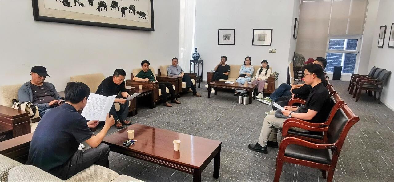 近日，徐州市美术家协会第八届主席团（扩大）第四次会议于李可染艺术馆召开。市美协主