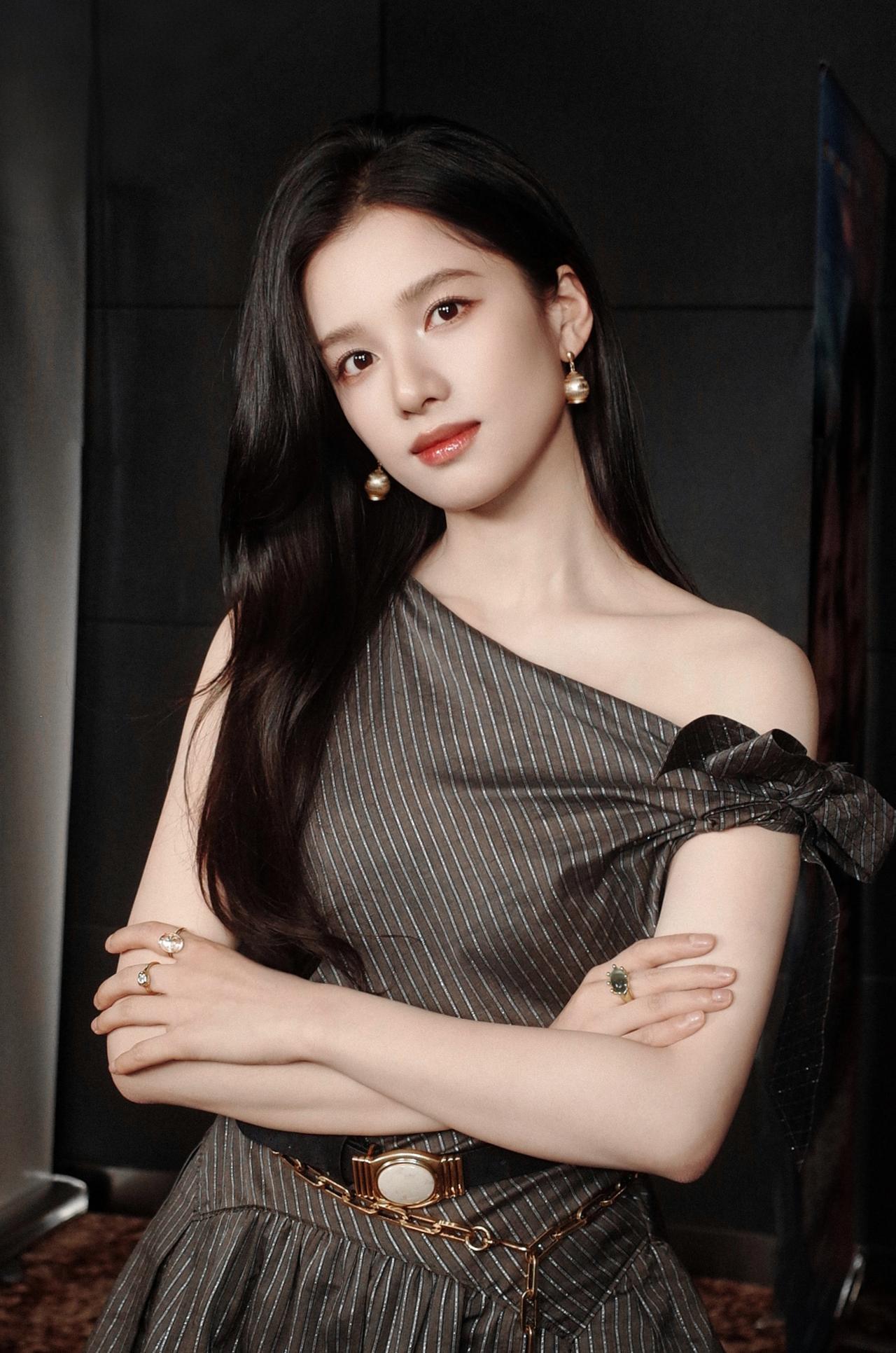 伟大的美貌[飞吻]
张婧仪