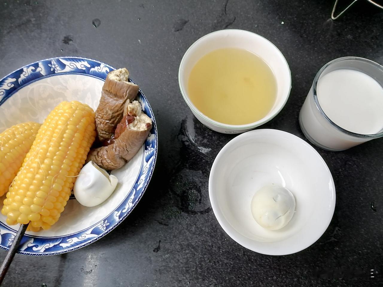早晨，我认真地给自己做顿早餐，开启一天的日常。

现在，我的每一天都是赚来的，所