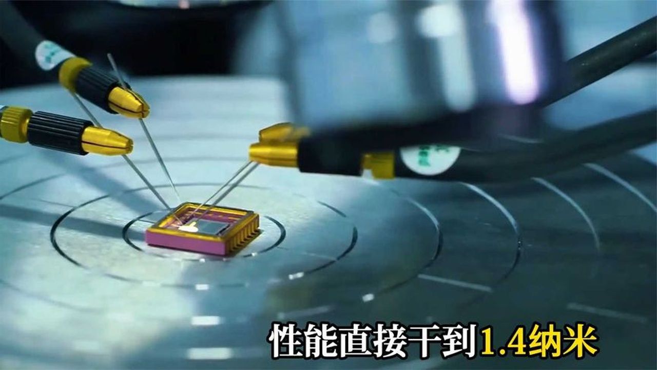 一口气讲清楚韬定律是怎么颠覆摩尔定律的？难怪老黄总是忧心忡忡