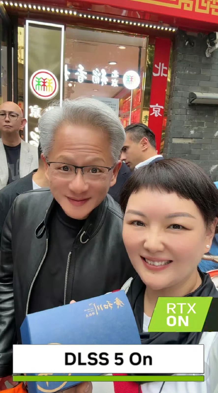 这姐姐拍的合影，黄仁勋看了都皱眉