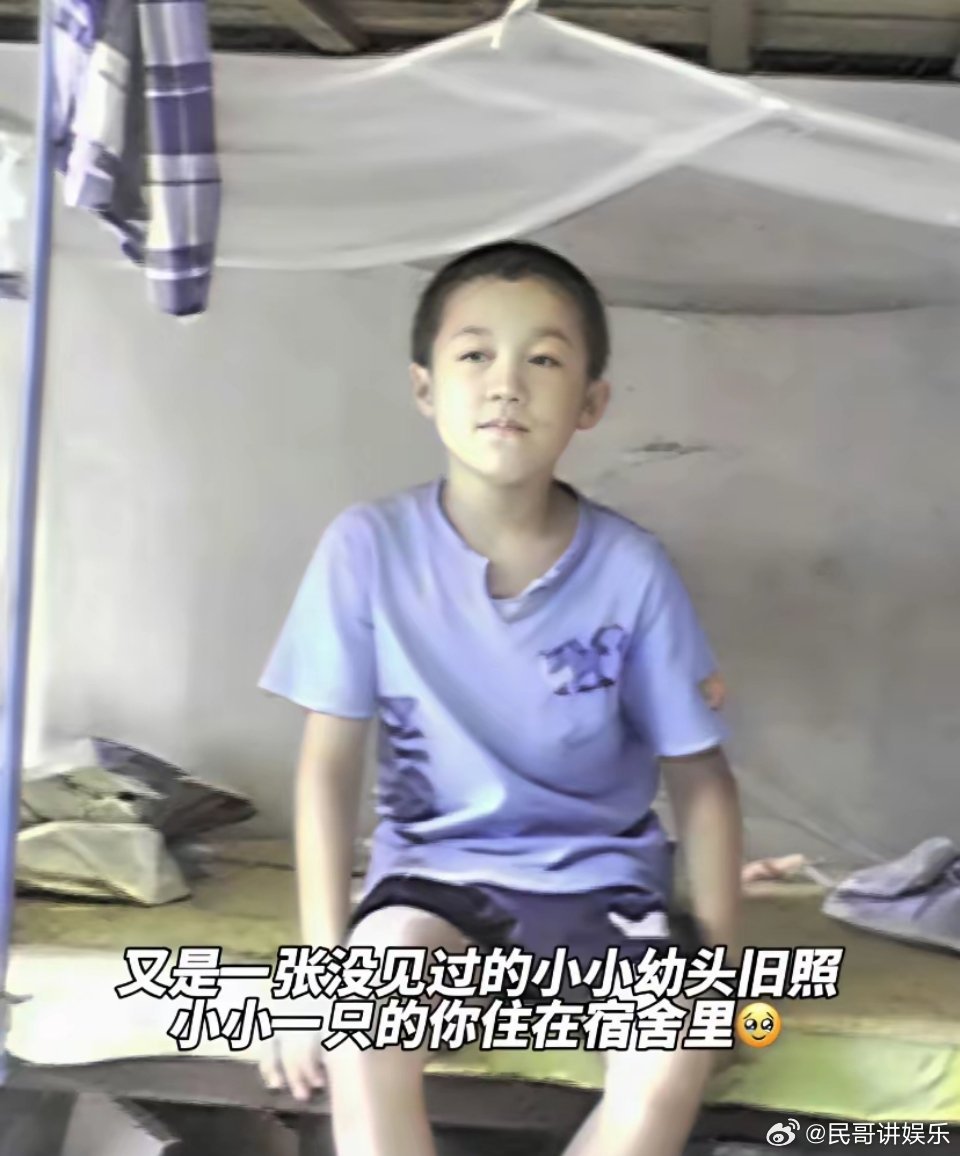 王楚钦和梁靖崑小时候的照片，王楚钦确实是无论环境如何潦草，都能看到他的可爱。​看
