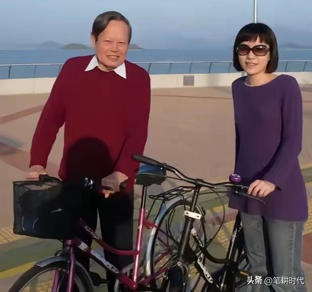 太为翁帆开心了！她即将去英国了，终于挣脱孤单了！如今她以独立学者的身份奔赴，杨振