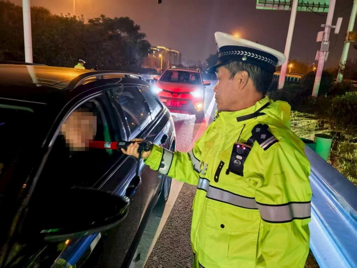 越权跨区执法、收钱抹平31起违法案！三名辅警荒唐的以罚代刑，最终活生生逼死醉驾司