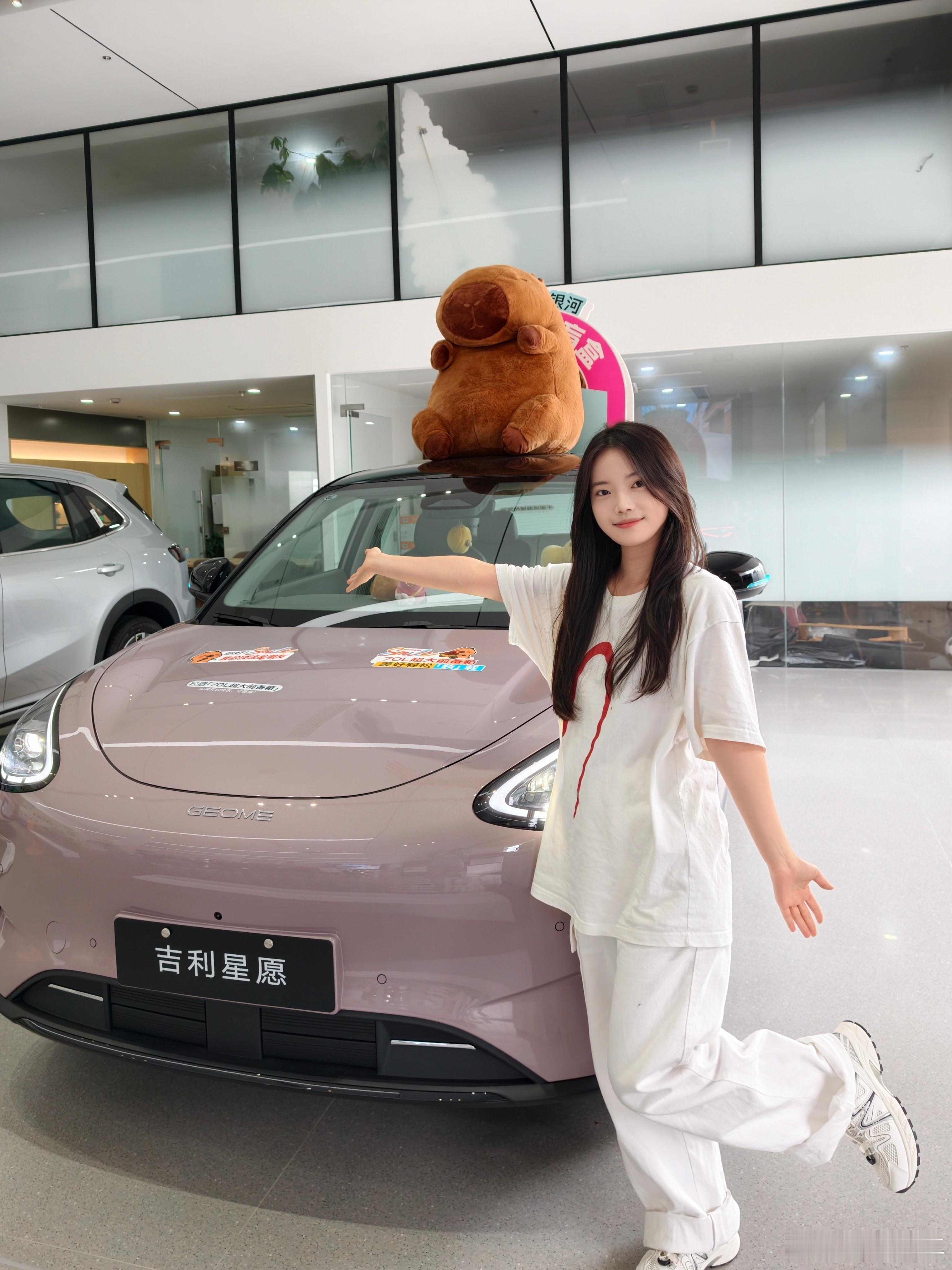 助理小玲到店打卡吉利星愿～这么可爱的车，怎么能不试驾一下呢？今天我就开着它溜了一