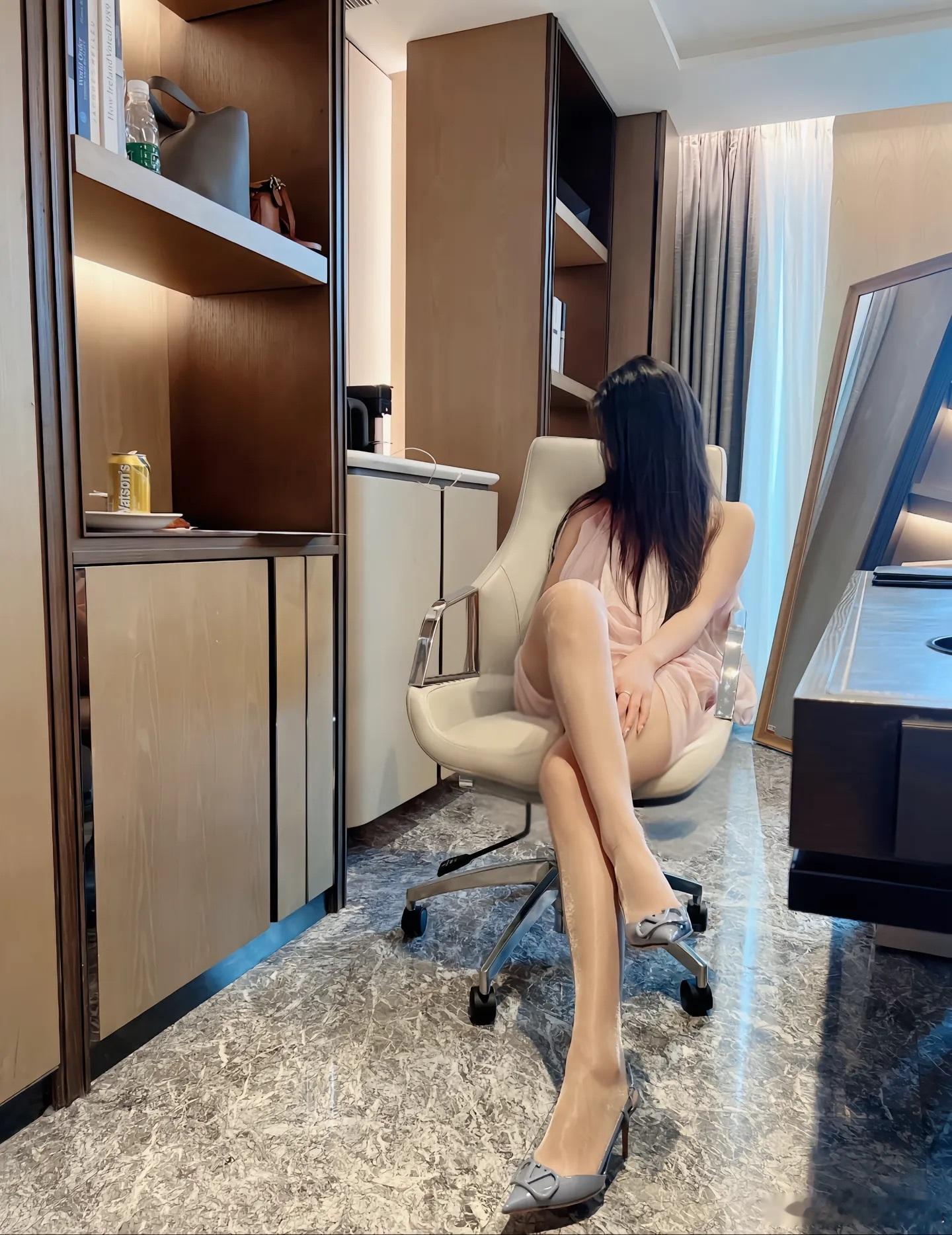 哪怕最不幸的人生也会有阳光明媚的时光，也会在砂砾石缝中长出小小的幸福之花。 ​​
