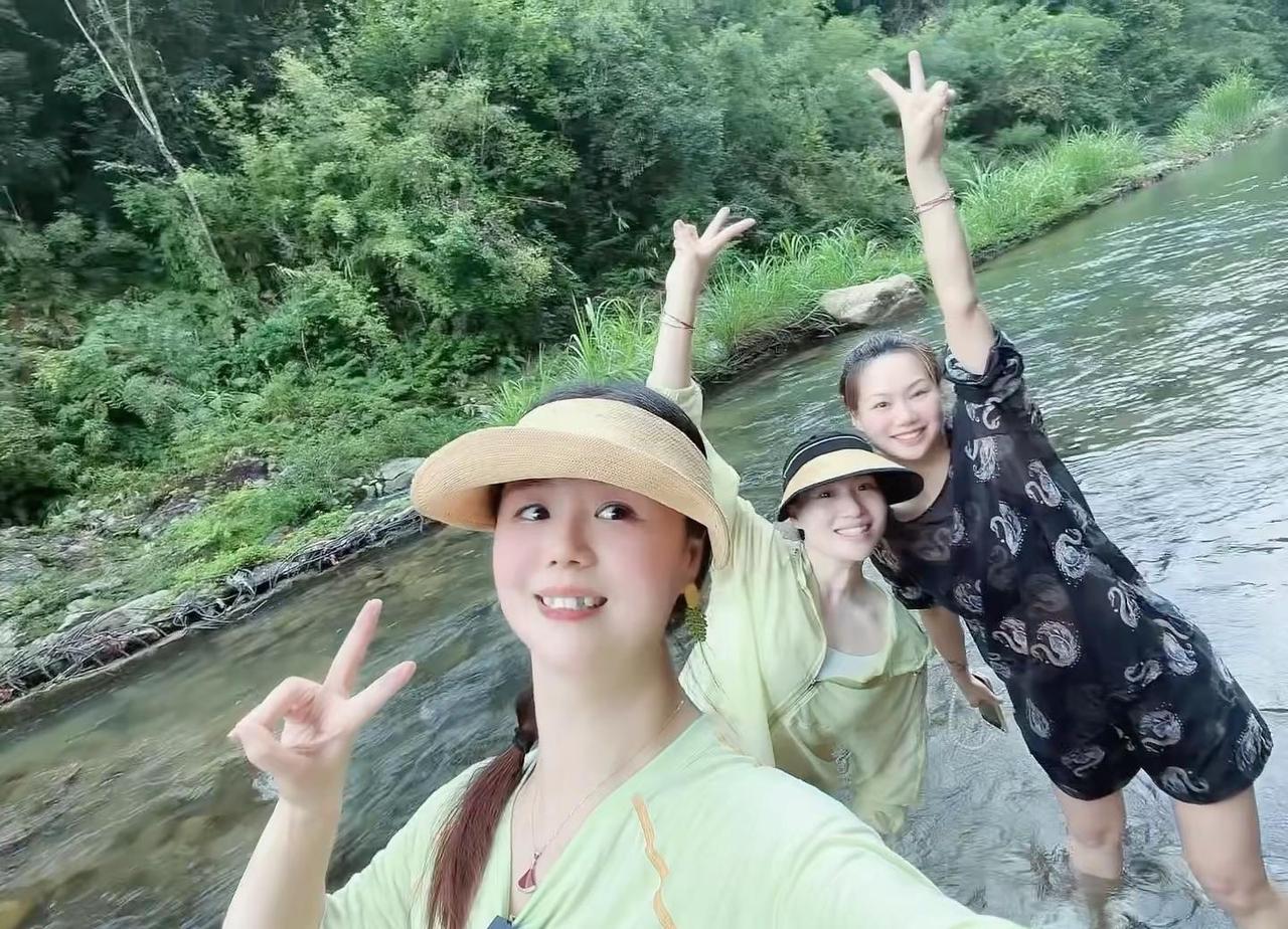 奔赴山野，和家人好友的假期出逃🌿踩溪水、玩水枪，泡泳池，吃地道农家菜。大人打牌